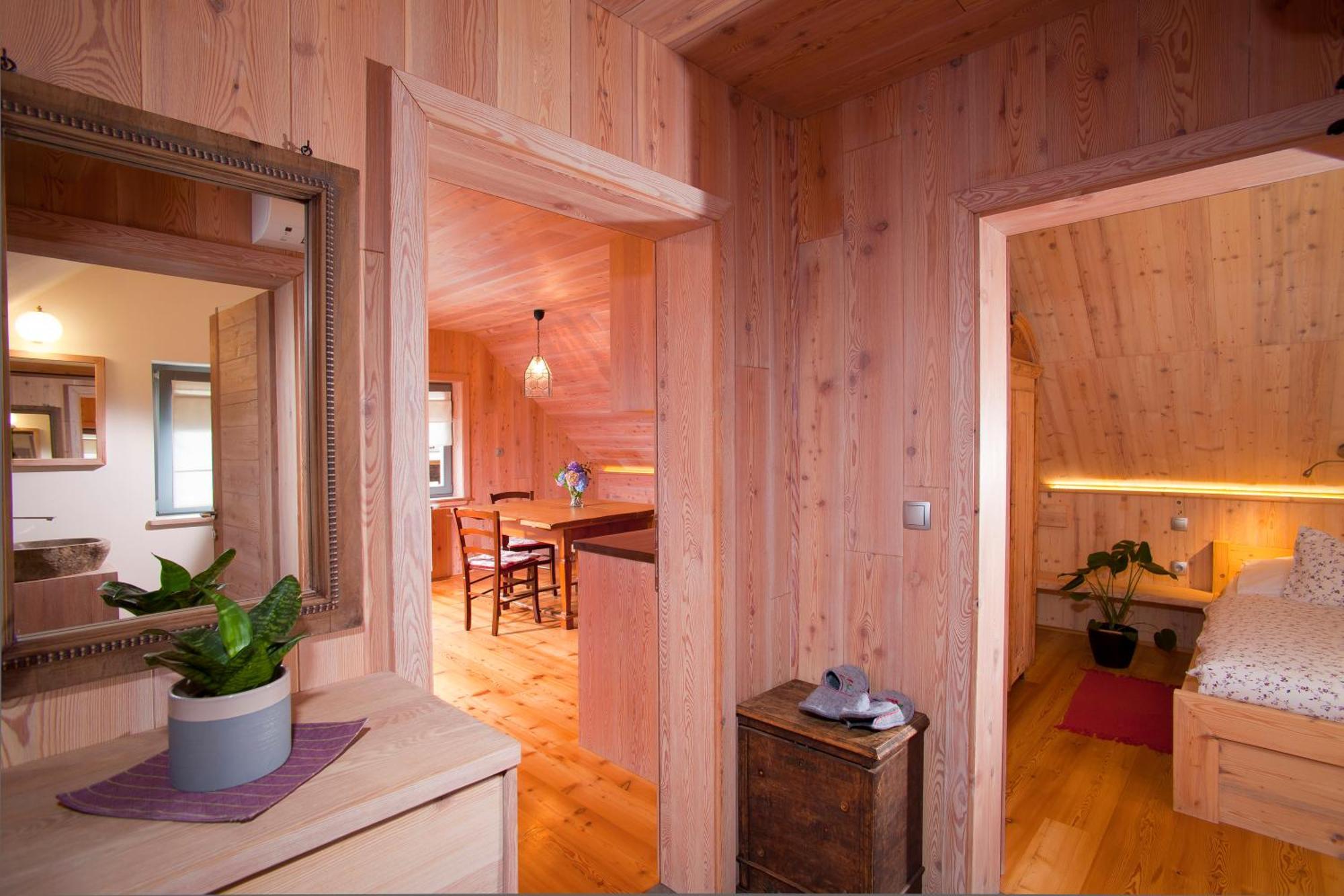 Juvanova Hisa - Apartments And Rooms Luce Bagian luar foto