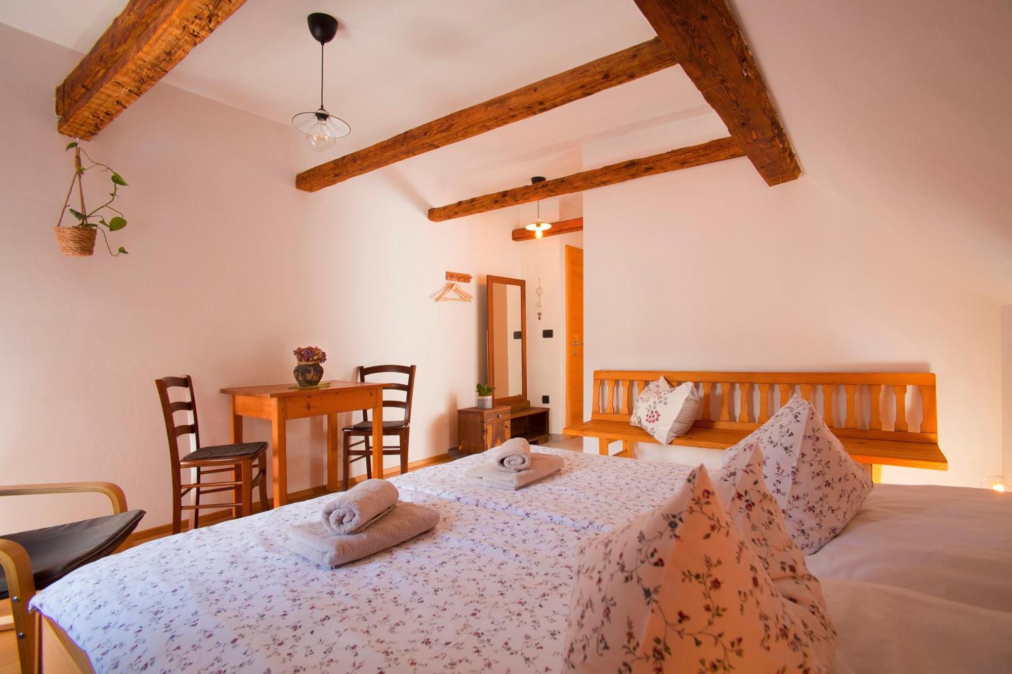 Juvanova Hisa - Apartments And Rooms Luce Bagian luar foto
