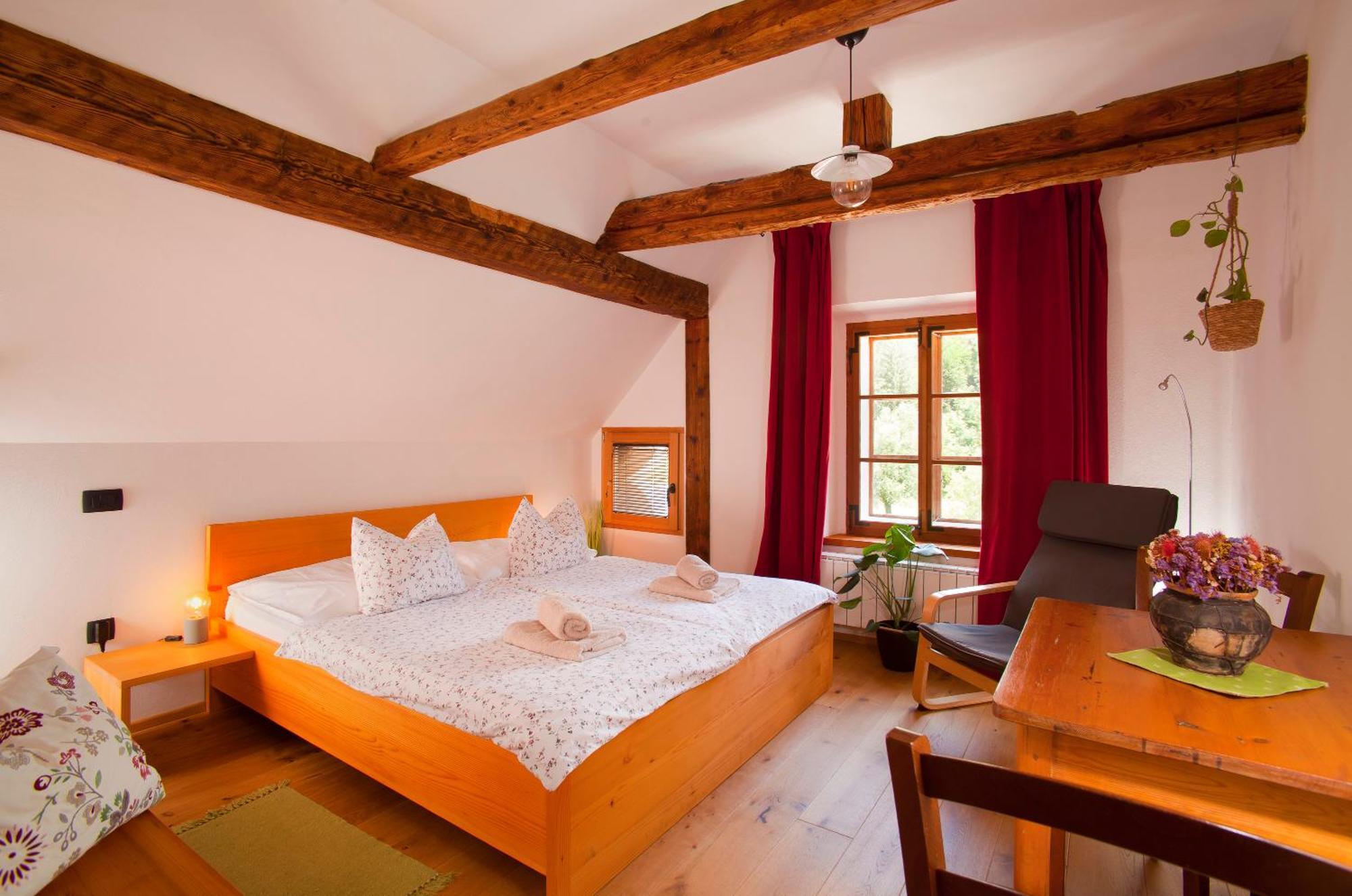 Juvanova Hisa - Apartments And Rooms Luce Bagian luar foto